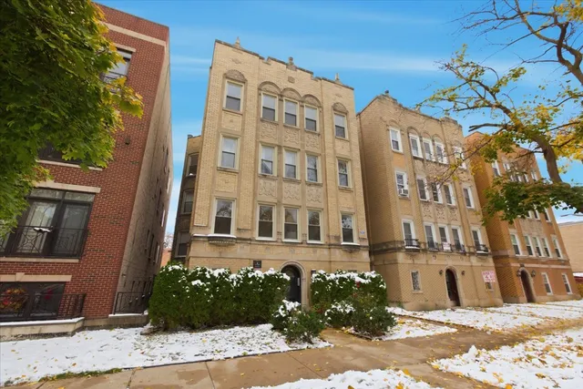 $2,995 | 6136 North Mozart Street, Unit 4, Chicago, IL 60659