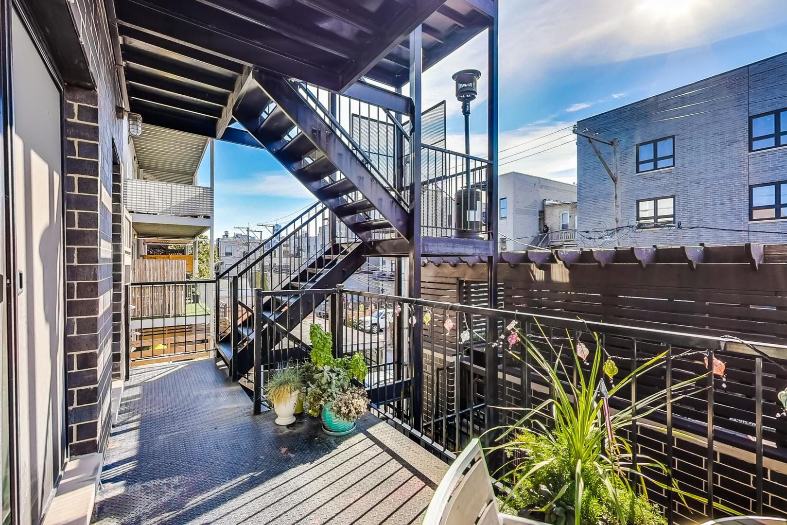 1525 West Fry Street, Unit 2 Chicago, IL 60642 - Photo 25 of 33 a view of an outdoor space