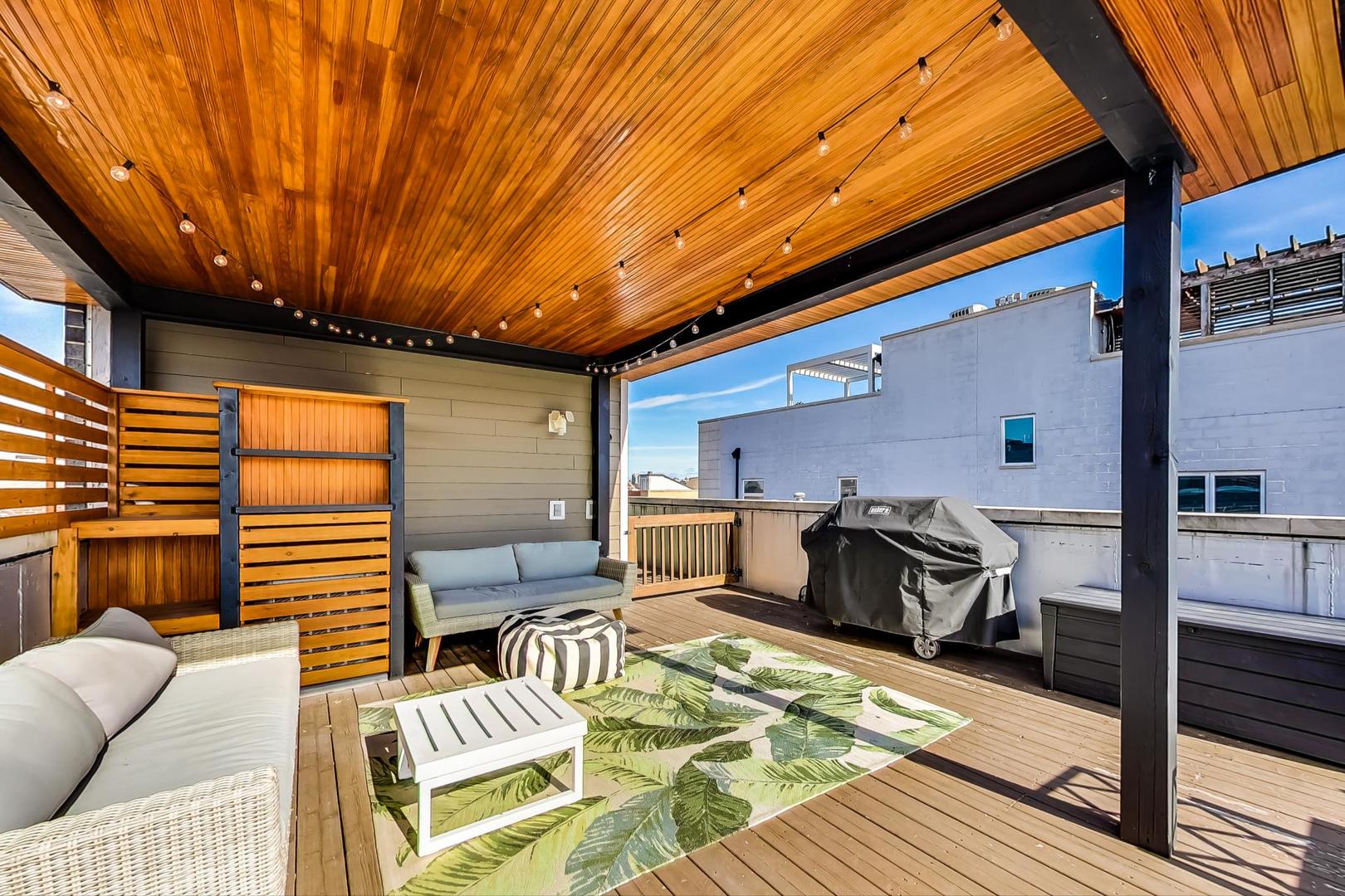 1525 West Fry Street, Unit 2 Chicago, IL 60642 - Photo 29 of 33 a outdoor space with a couch