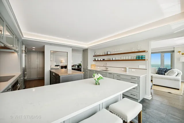 $1,900,000 | 132 East Delaware Place, Unit 5106, Chicago, IL 60611