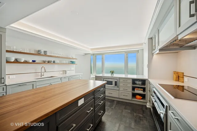 $1,900,000 | 132 East Delaware Place, Unit 5106, Chicago, IL 60611