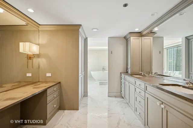 $1,900,000 | 132 East Delaware Place, Unit 5106, Chicago, IL 60611