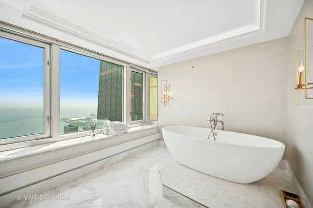 $1,900,000 | 132 East Delaware Place, Unit 5106, Chicago, IL 60611