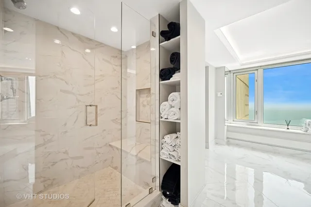 $1,900,000 | 132 East Delaware Place, Unit 5106, Chicago, IL 60611