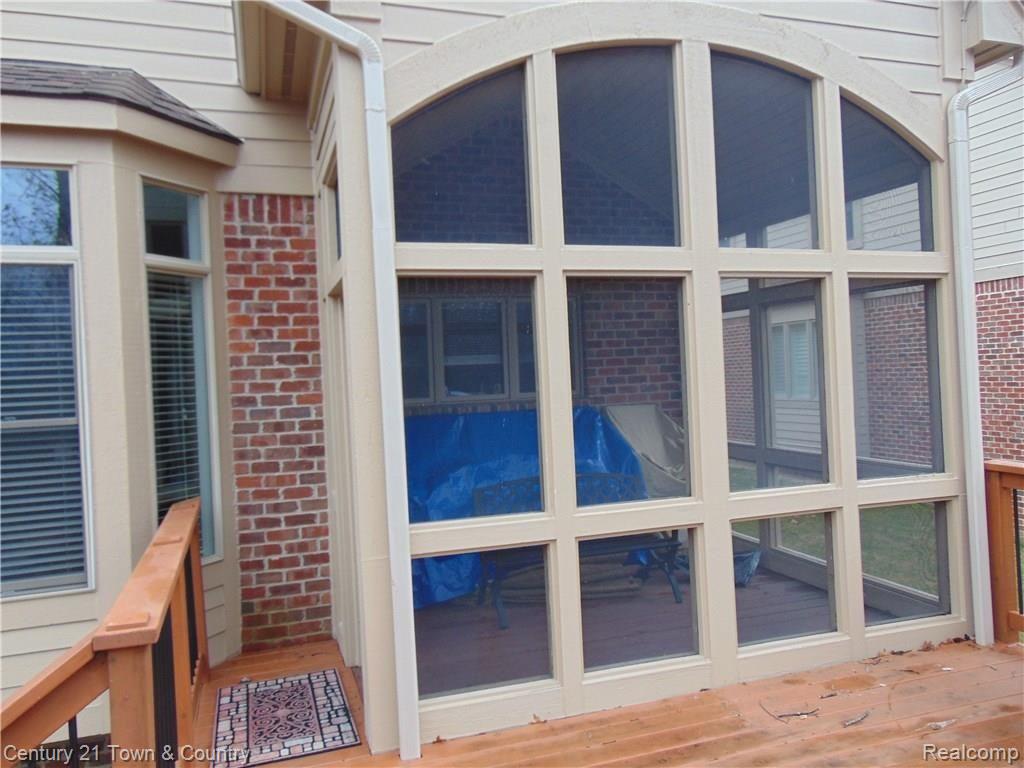 4731 Oakhurst Ridge Road Clarkston, MI 48348 - Photo 52 of 59 SCREEN IN PATIO OFF THE KITCHEN AREA LEADS TO DECK OUTSIDE....