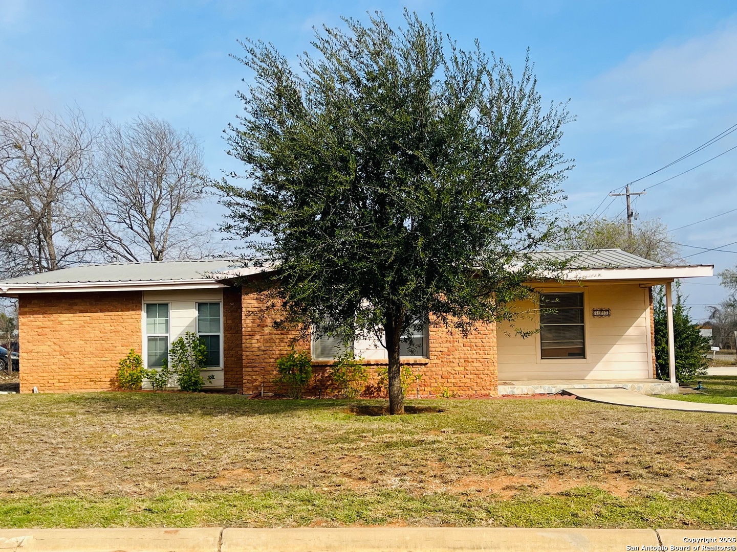 a view of a house with backyard and trees