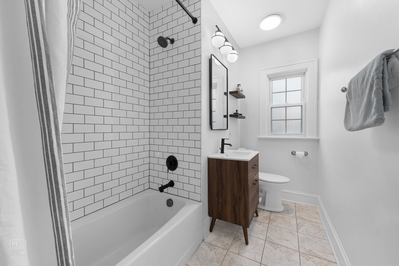 352 Ridge Avenue Clarendon Hills, IL 60514 - Photo 15 of 31 a bathroom with a bathtub and toilet