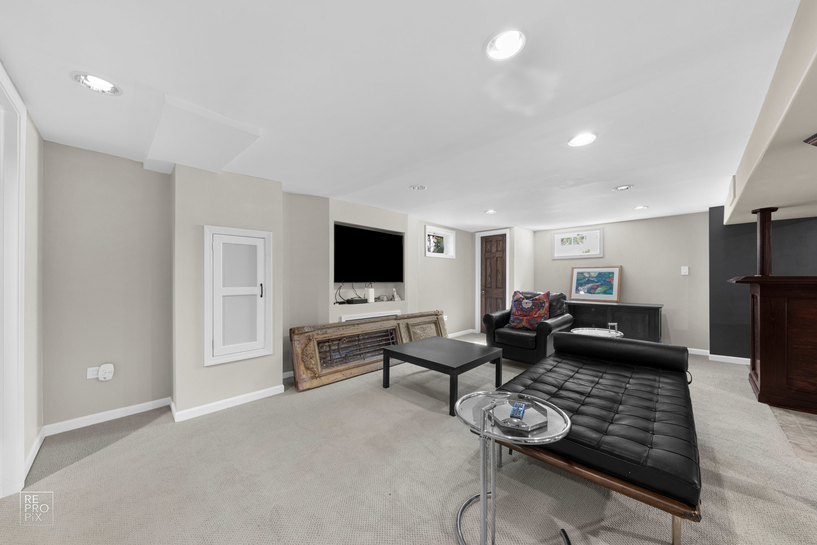 352 Ridge Avenue Clarendon Hills, IL 60514 - Photo 21 of 31 a living room with furniture and a flat screen tv