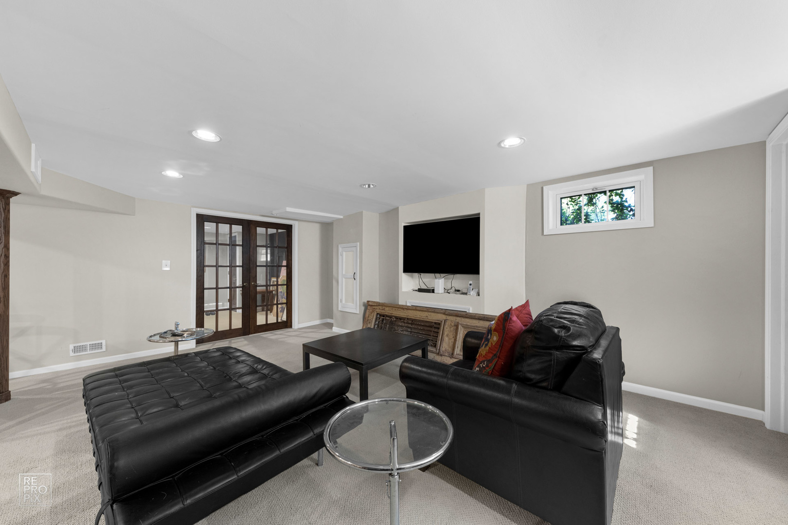 352 Ridge Avenue Clarendon Hills, IL 60514 - Photo 22 of 31 a living room with furniture a flat screen tv and a window
