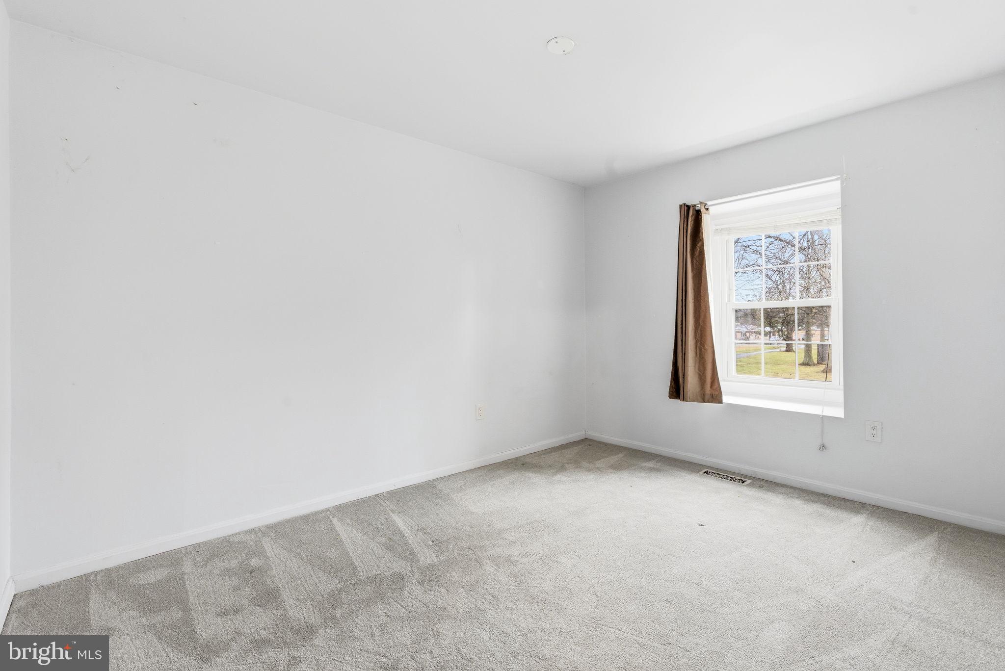 11072 Berrypick Lane Columbia, MD 21044 - Photo 17 of 35 an empty room with a window