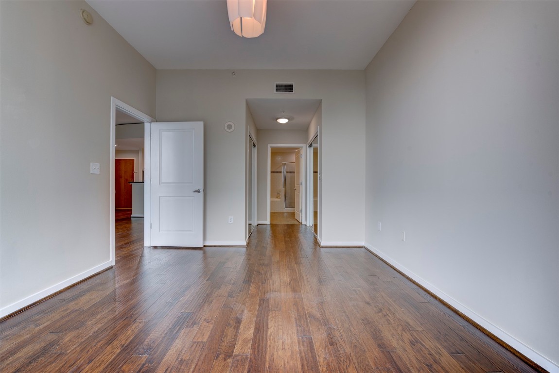 5925 Almeda Road, Unit 2214 Houston, TX 77004 - Photo 15 of 34 a view of an empty room and wooden floor