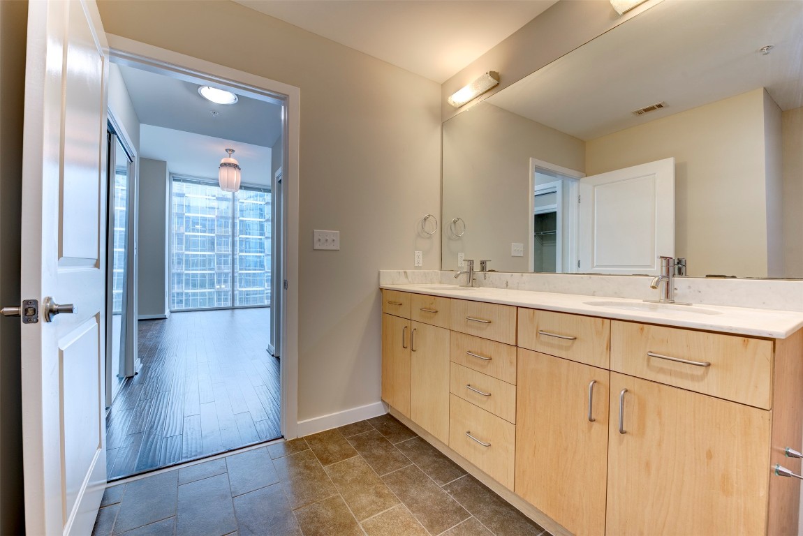 5925 Almeda Road, Unit 2214 Houston, TX 77004 - Photo 20 of 34 a spacious bathroom with double sink and mirror