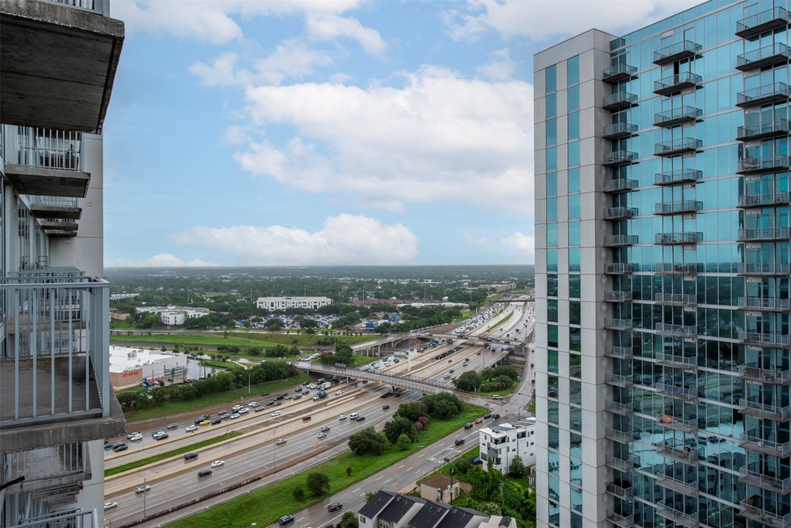 5925 Almeda Road, Unit 2214 Houston, TX 77004 - Photo 27 of 34 a view of a city with tall buildings
