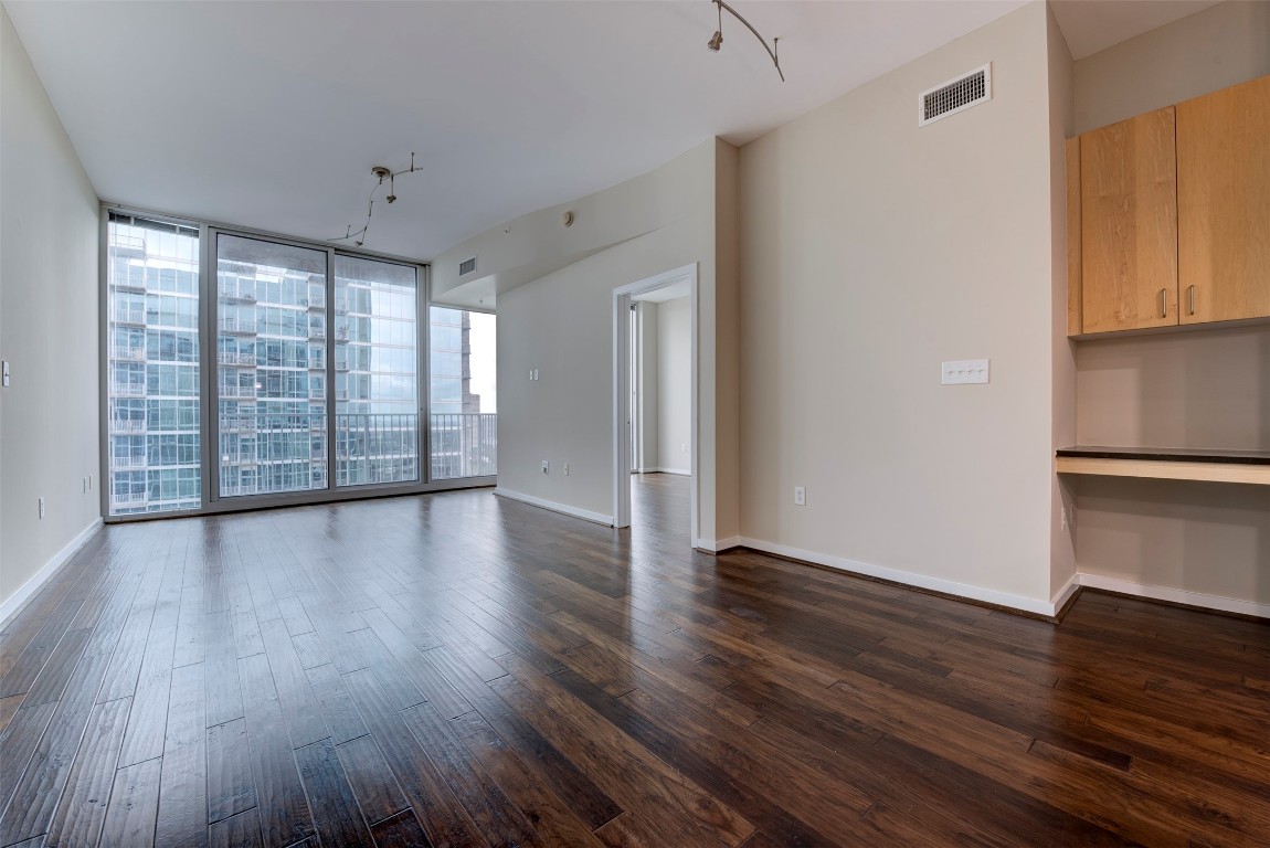 5925 Almeda Road, Unit 2214 Houston, TX 77004 - Photo 7 of 34 a view of an empty room with wooden floor and a window