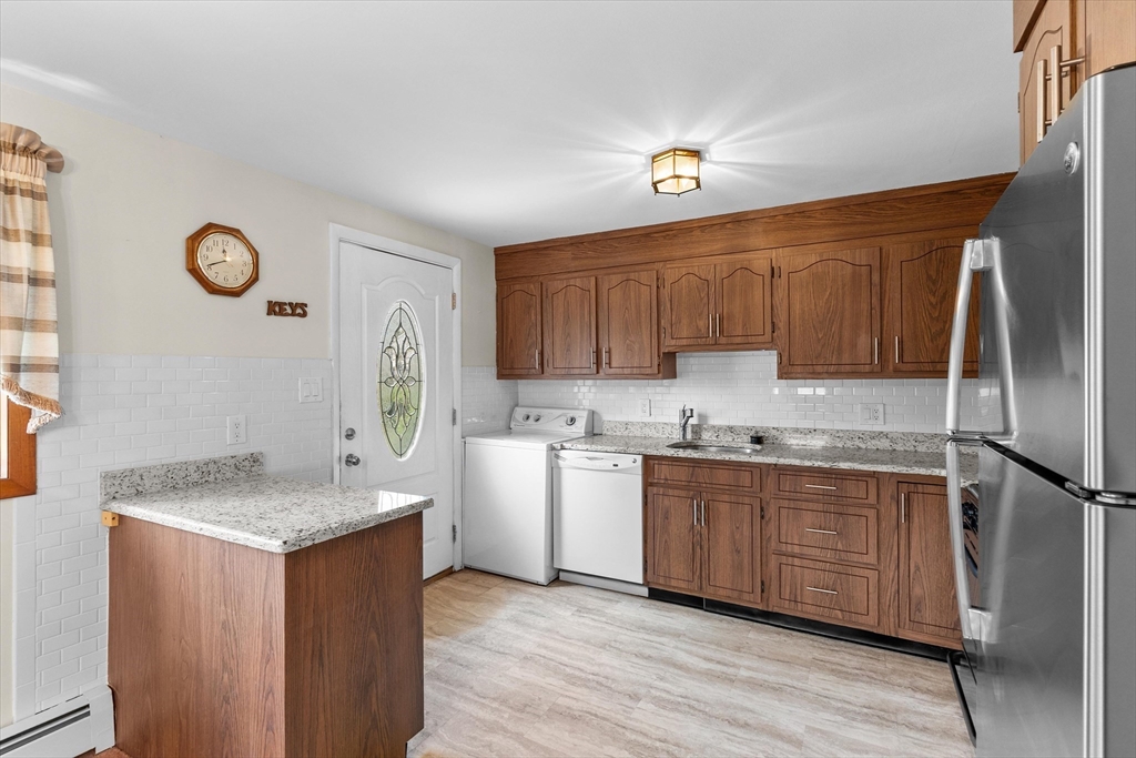 9 Bowen Road Peabody, MA 01960 - Photo 4 of 39 Gallery Image 4