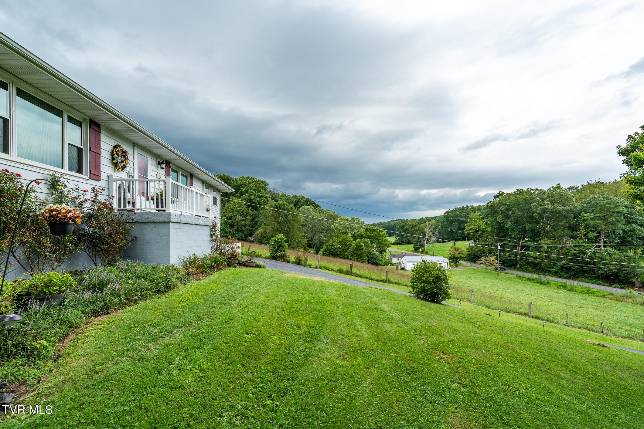 8589 Reedy Creek Road Bristol, VA 24202 - Photo 6 of 37 8589 Reedy Creek Rd (6 of 58)