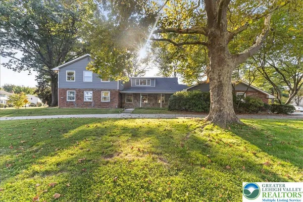 a view of a house with a yard