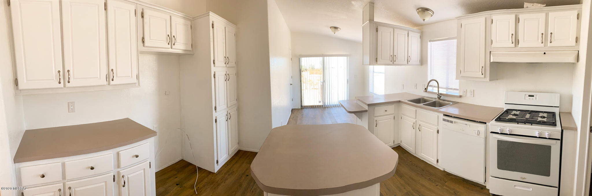 7910 North Prorodeo Road Tucson, AZ 85743 - Photo 3 of 13