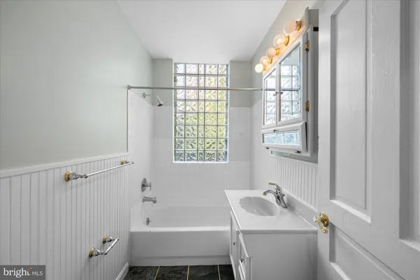 $1,195,000 | 221 M Street Northwest, Washington, DC 20001
