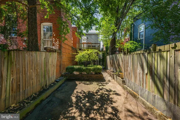 $1,195,000 | 221 M Street Northwest, Washington, DC 20001