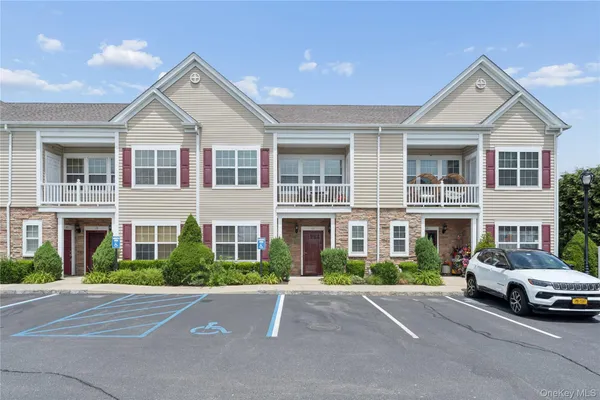 $695,000 | 17 Strangford Court, Unit 109, Oceanside, NY 11572