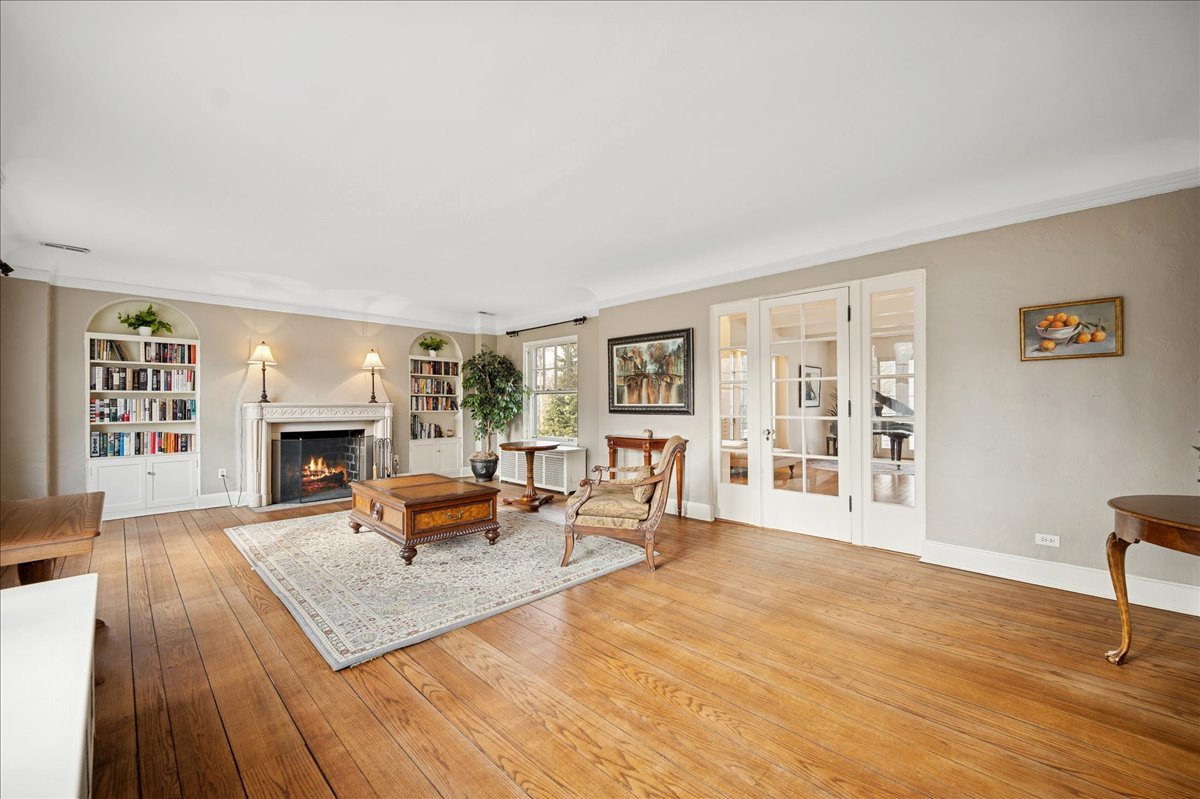 2085 Stirling Road Bannockburn, IL 60015 - Photo 4 of 48 a living room with furniture and a fireplace