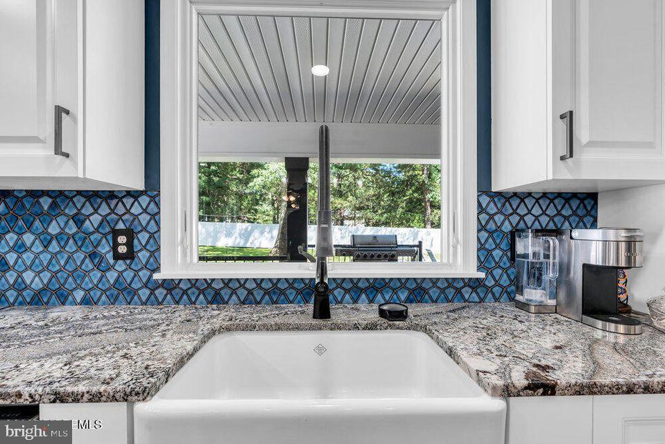 225 West Bird Village Road Jackson, NJ 08527 - Photo 19 of 66 a bathroom with a bathtub and next to a window