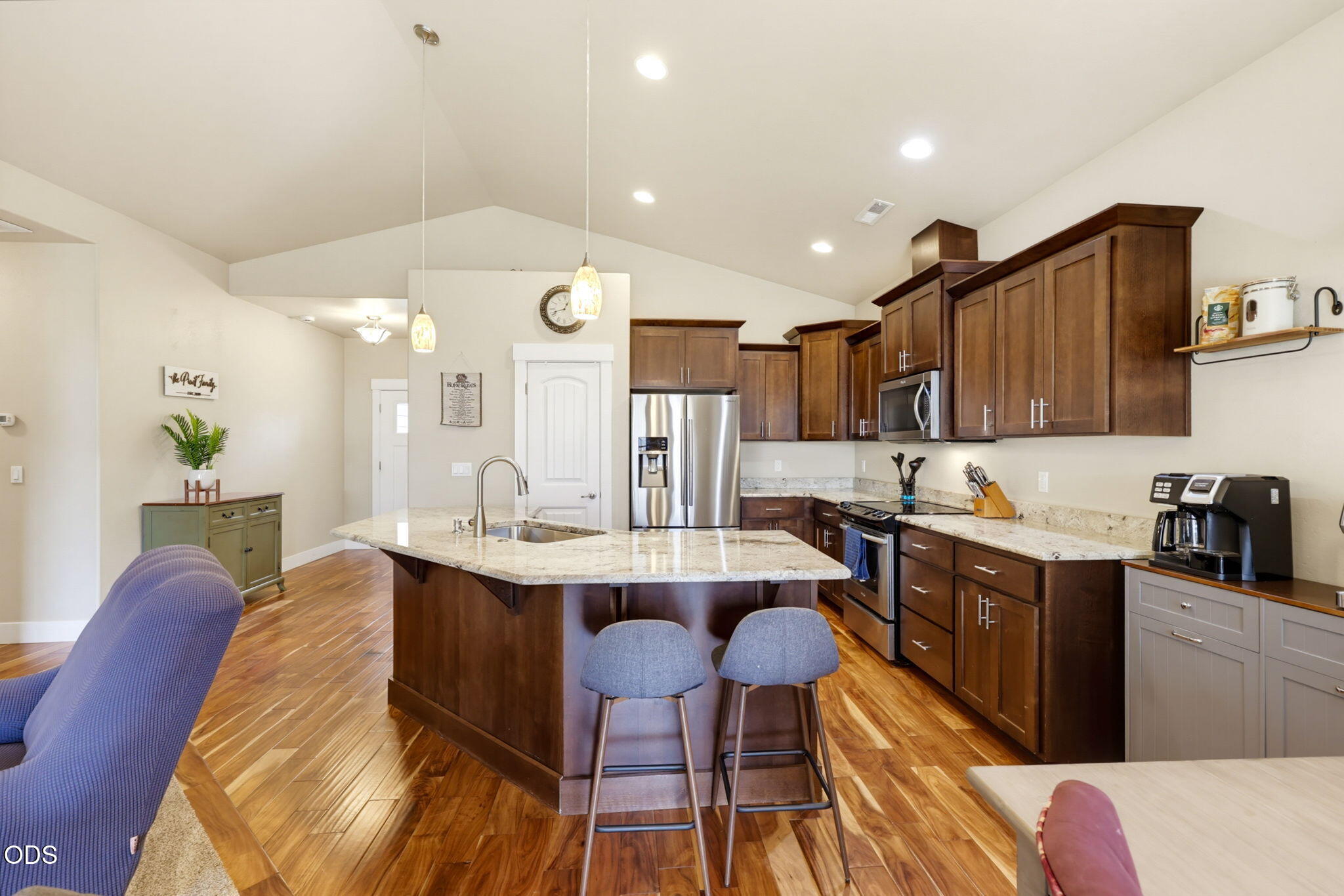 1051 Compton Way Medford, OR 97501 - Photo 3 of 29
