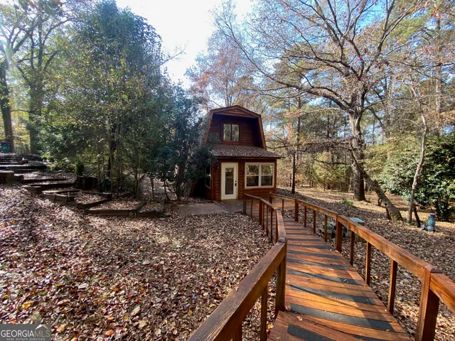 a view of a house with backyard and trees