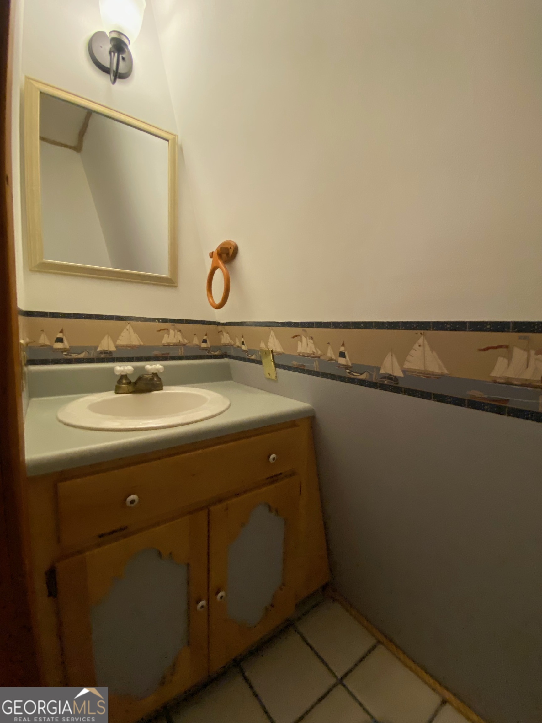 231 West Seminole Drive Byron, GA 31008 - Photo 15 of 38 a bathroom with a sink and a mirror