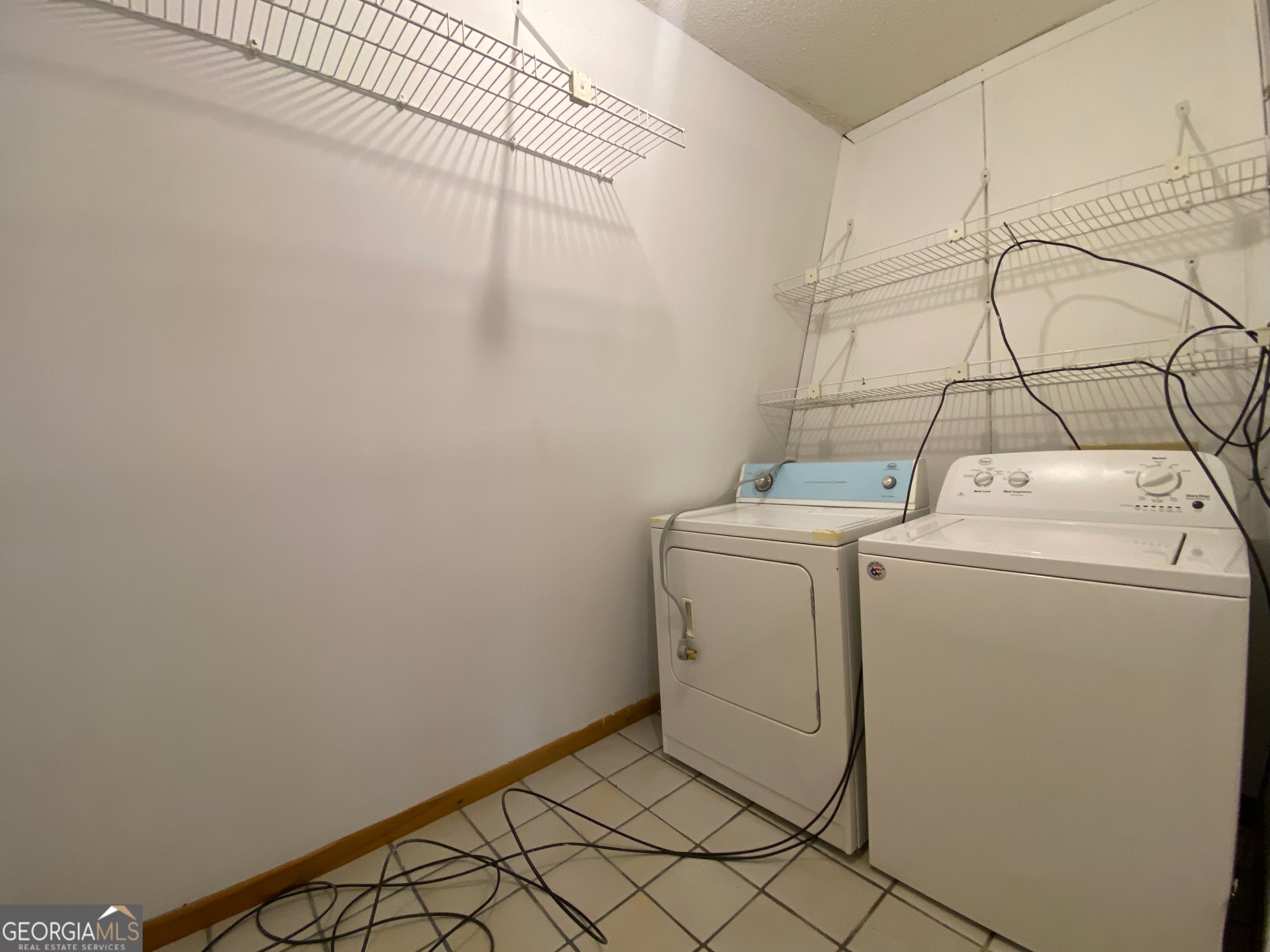 231 West Seminole Drive Byron, GA 31008 - Photo 9 of 38 a utility room with dryer and washer