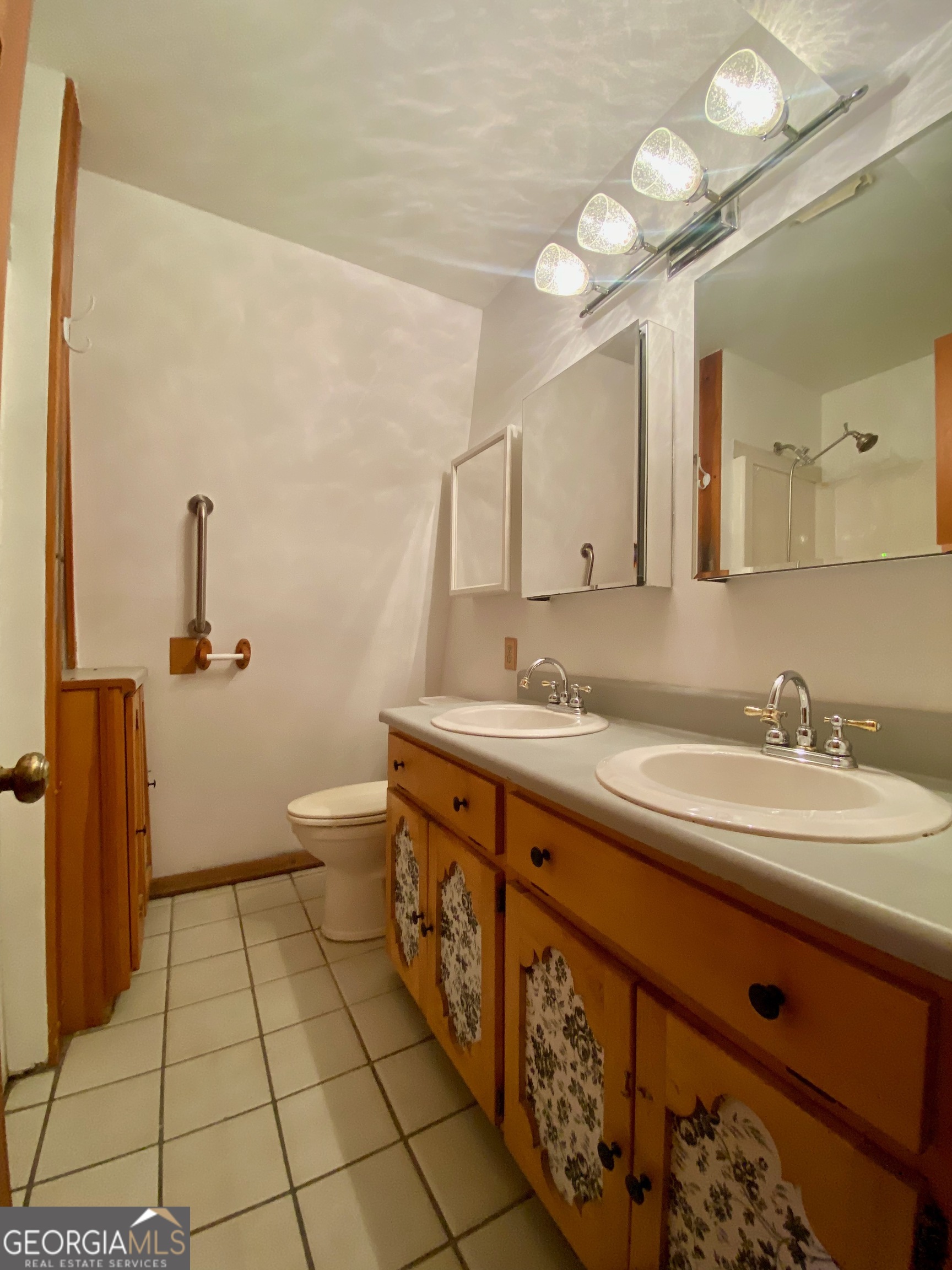 231 West Seminole Drive Byron, GA 31008 - Photo 10 of 38 a bathroom with a sink a toilet and mirror