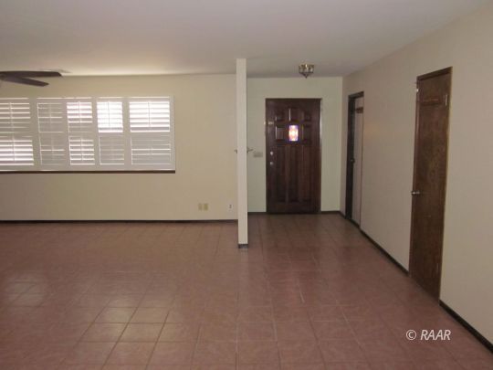 330 East Wilson Avenue Ridgecrest, CA 93555 - Photo 10 of 29 an empty room with windows