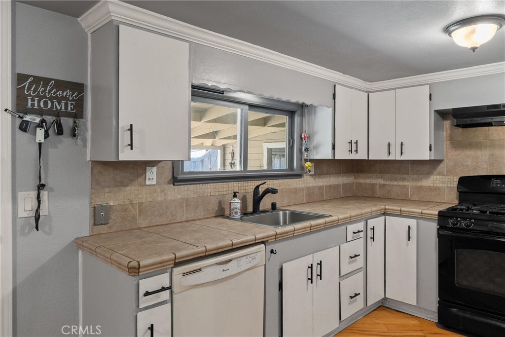 5150 Miners Ranch Road Oroville, CA 95966 - Photo 13 of 36 a kitchen with stainless steel appliances granite countertop a sink stove and cabinets