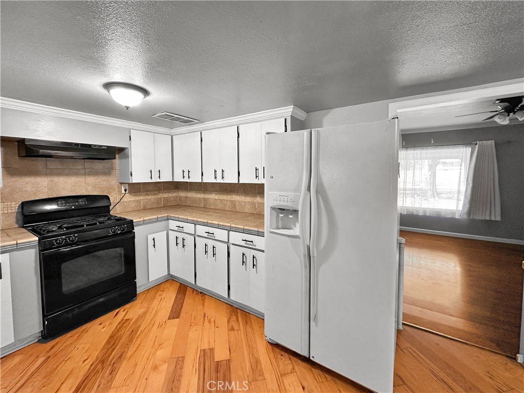 5150 Miners Ranch Road Oroville, CA 95966 - Photo 3 of 12 a kitchen with granite countertop a refrigerator stove and oven