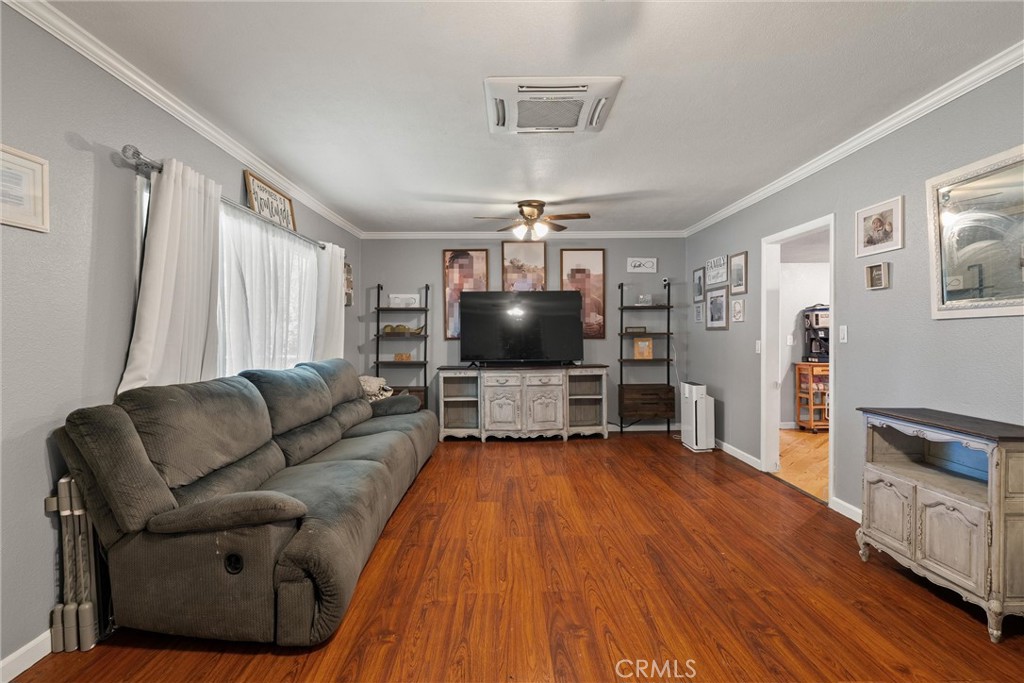 5150 Miners Ranch Road Oroville, CA 95966 - Photo 4 of 36 a living room with furniture and a flat screen tv