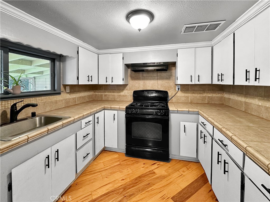 5150 Miners Ranch Road Oroville, CA 95966 - Photo 4 of 12 a kitchen with stainless steel appliances granite countertop a sink stove and refrigerator