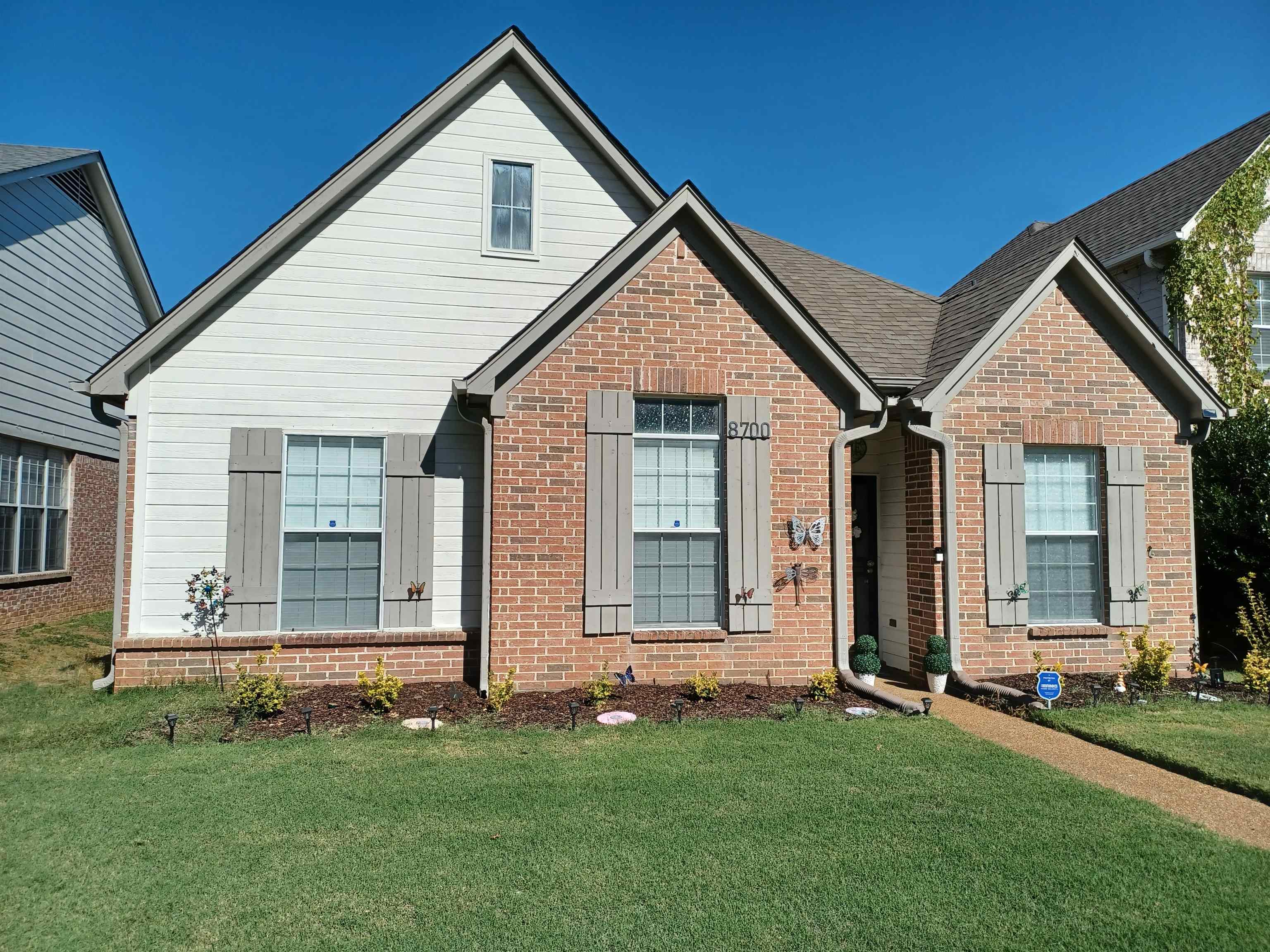 a view of a house with backyard