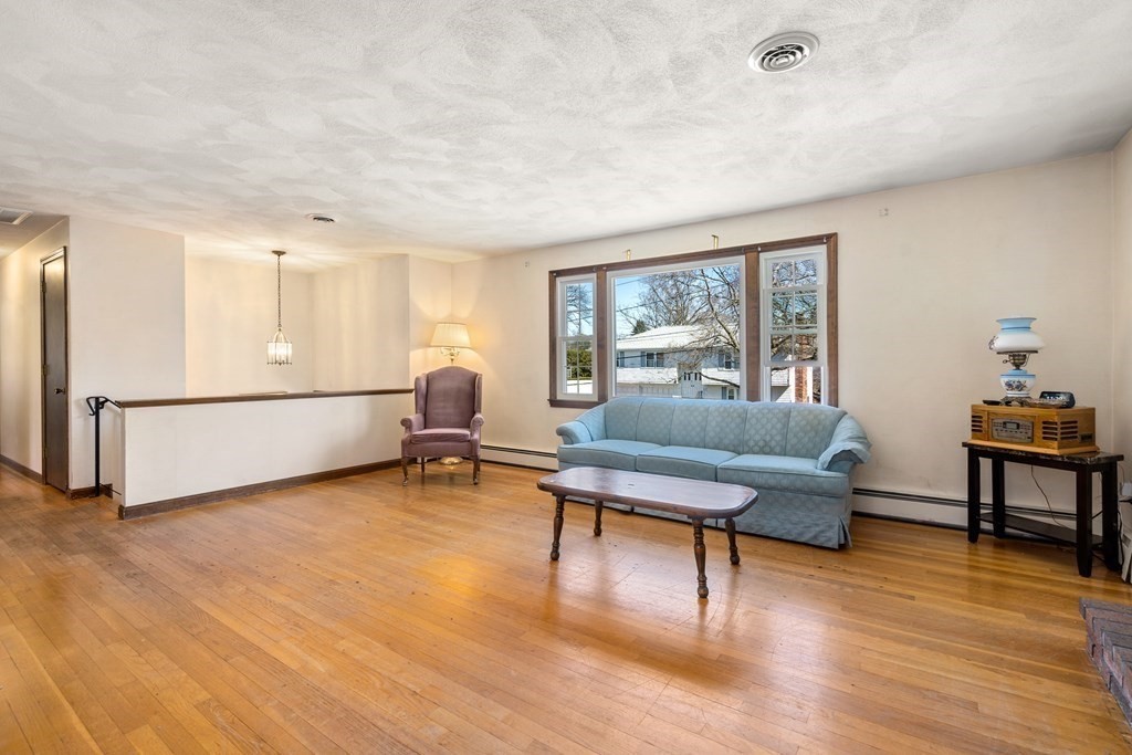 93 Briarwood Road Waltham, MA 02452 - Photo 5 of 26 Gallery Image 5