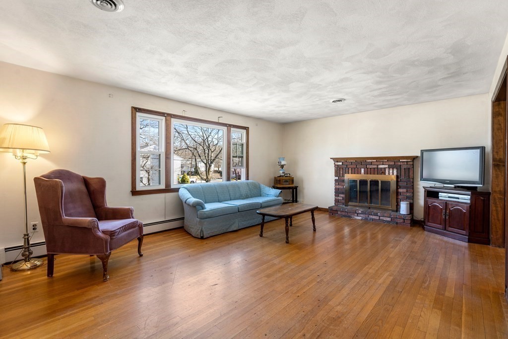 93 Briarwood Road Waltham, MA 02452 - Photo 6 of 26 Gallery Image 6