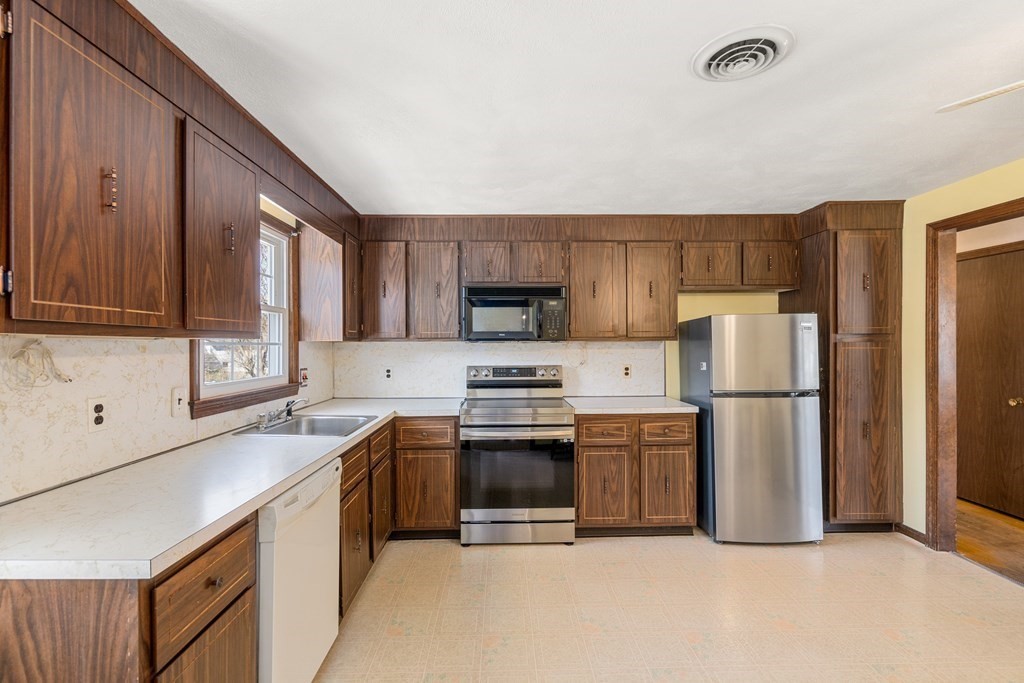 93 Briarwood Road Waltham, MA 02452 - Photo 10 of 26 Gallery Image 10