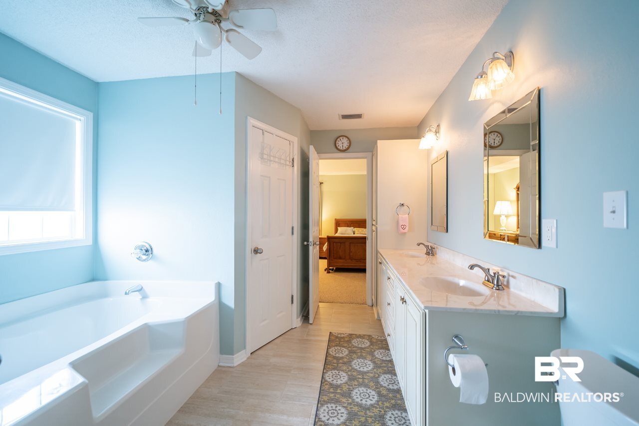 354 Manchester Lane Foley, AL 36535 - Photo 16 of 39 Master Bathroom