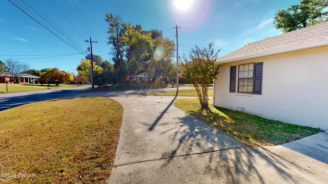 a view of a backyard
