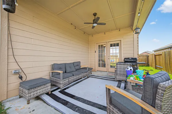 a view of a house with backyard