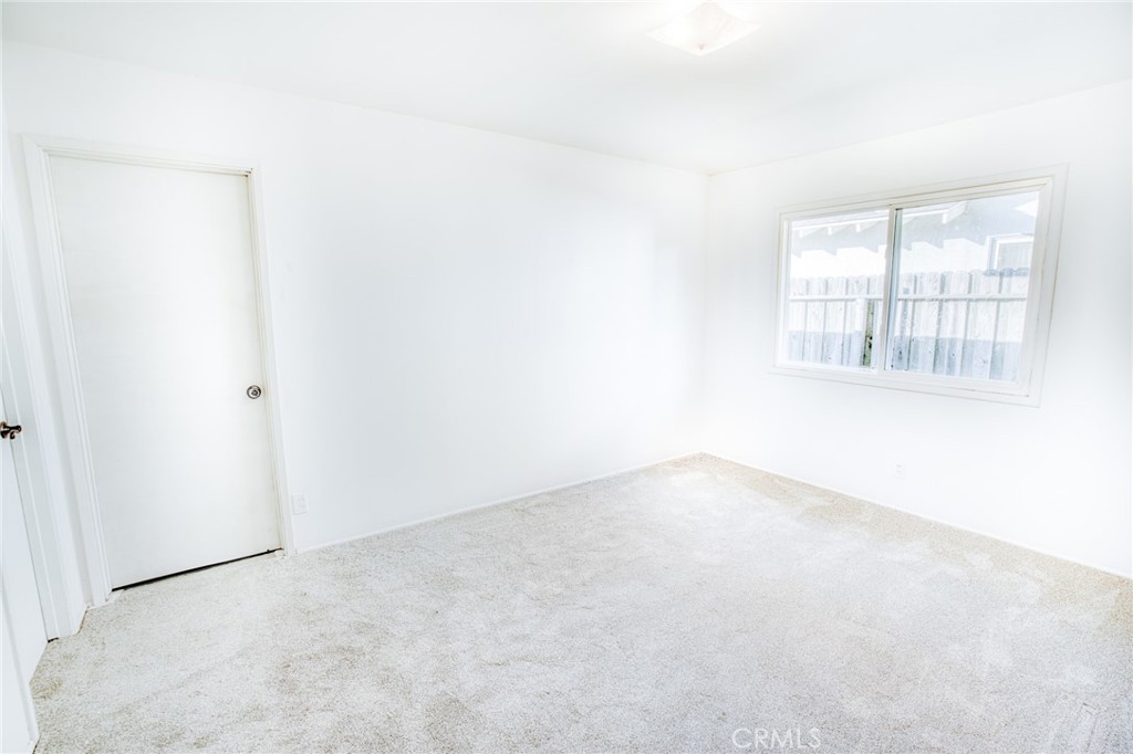 740 Walnut Lane Santa Barbara, CA 93111 - Photo 14 of 28 an empty room with a window