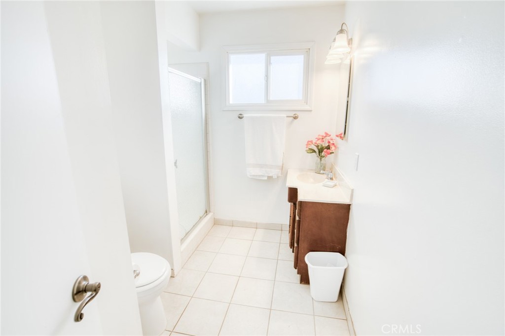 740 Walnut Lane Santa Barbara, CA 93111 - Photo 17 of 28 a bathroom with a bathtub