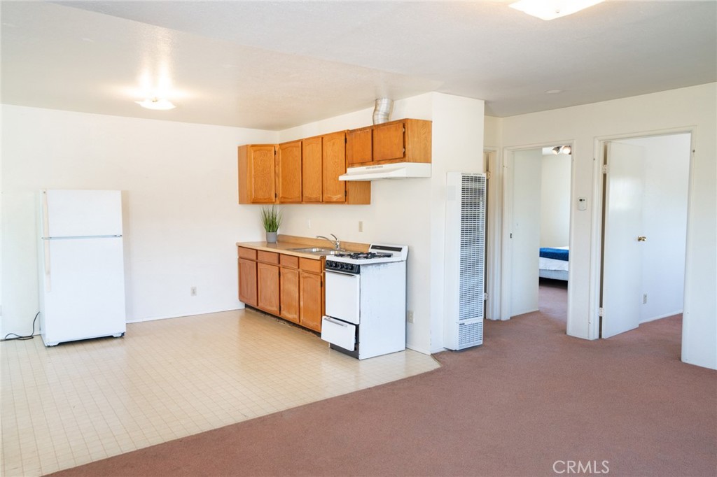740 Walnut Lane Santa Barbara, CA 93111 - Photo 24 of 28 a kitchen with a refrigerator and a stove