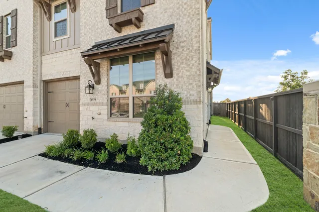 a view of a back yard of the house