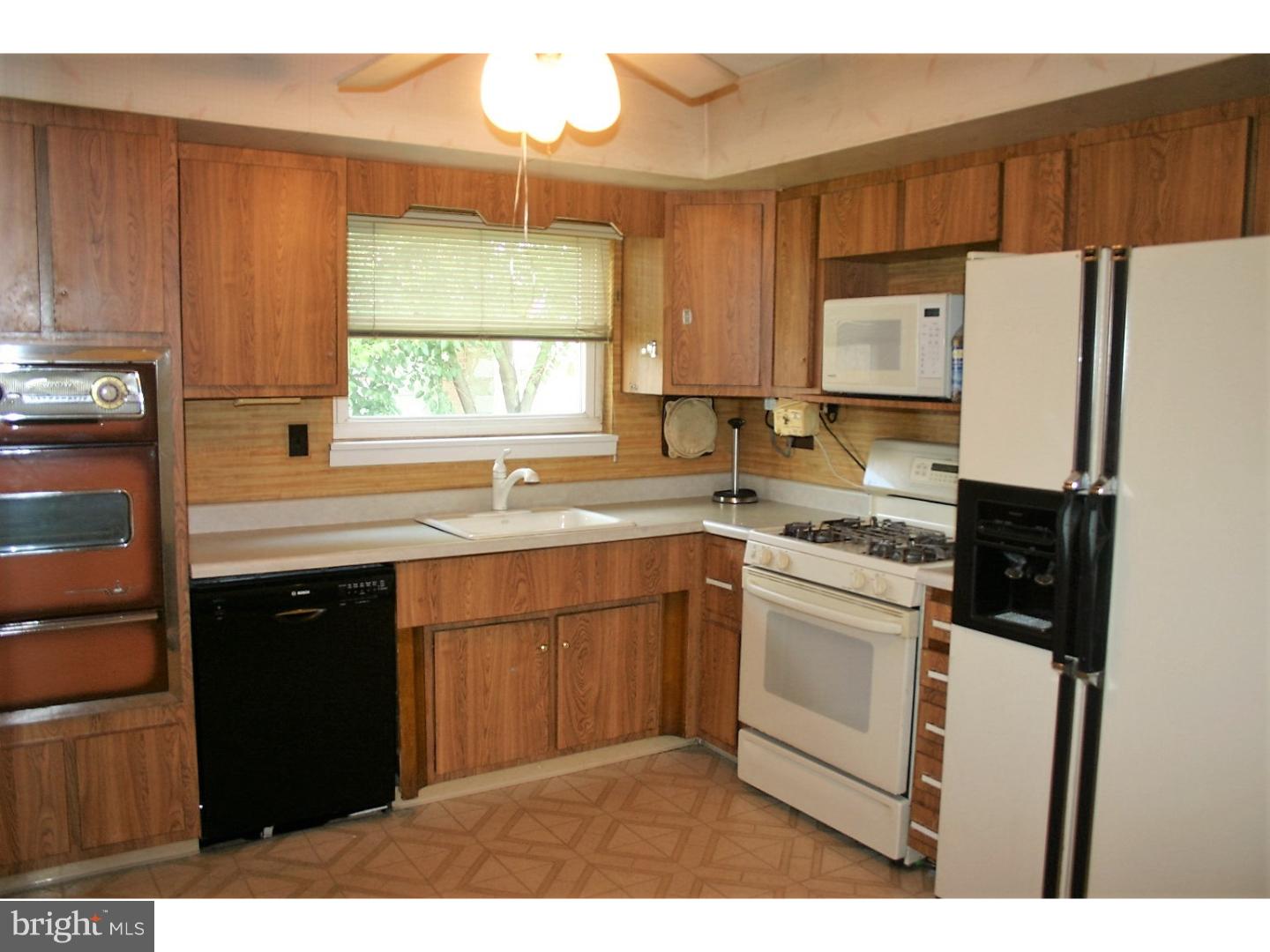 9954 Sandy Road Philadelphia, PA 19115 - Photo 3 of 25 Kitchen
