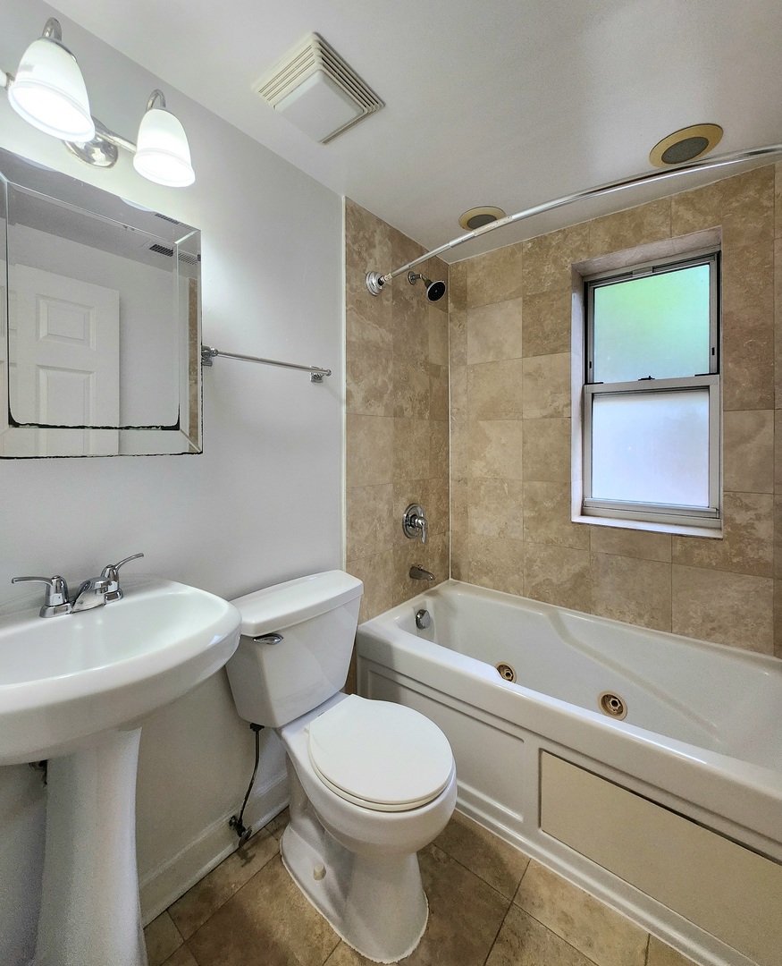 2856 West Rosemont Avenue, Unit 2 Chicago, IL 60659 - Photo 8 of 11